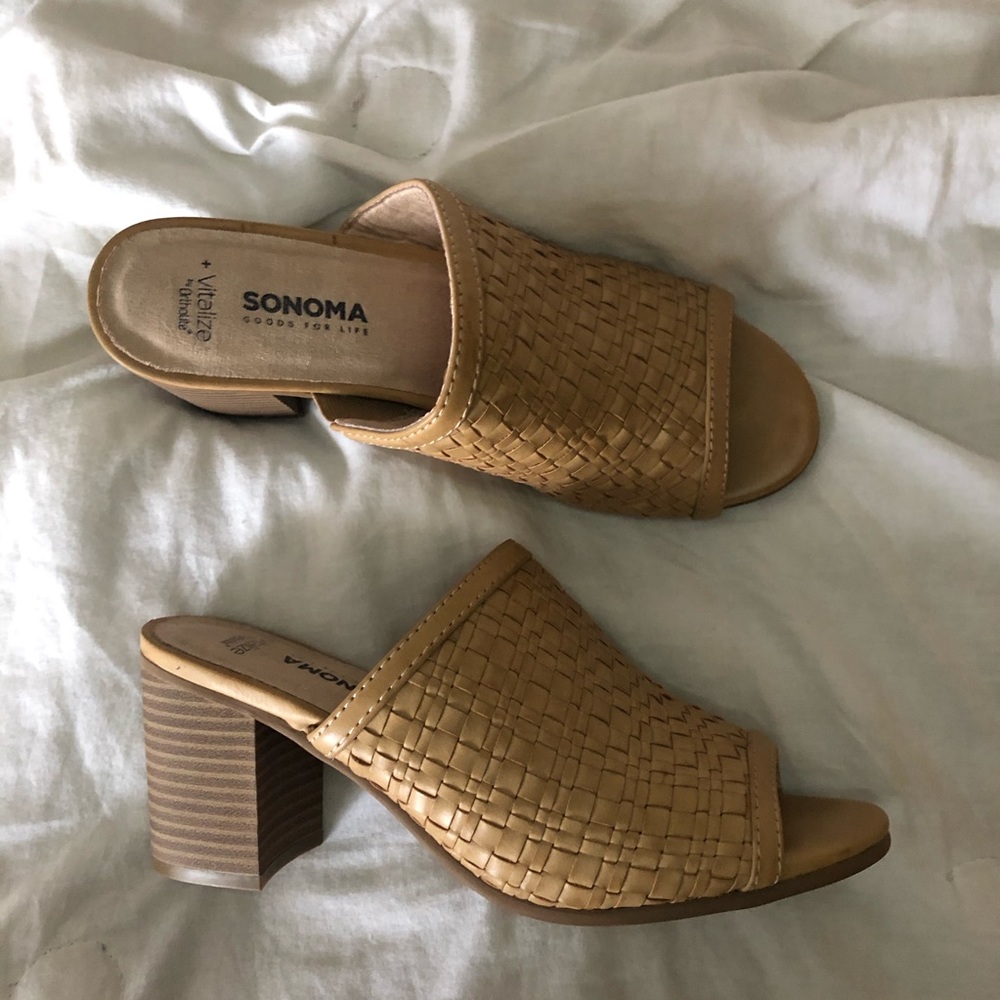 Slip on nude leather heels